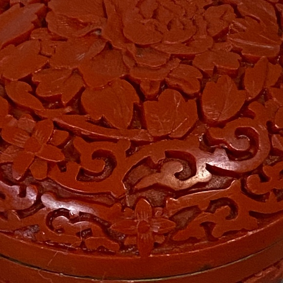 Vintage Chinese Red Cinnabar intricate carved floral trinket box. - Picture 15 of 16